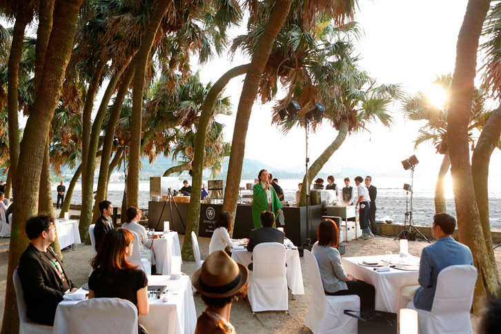 海に臨むビロウ樹の林の中でダイニングアウト、スタート！