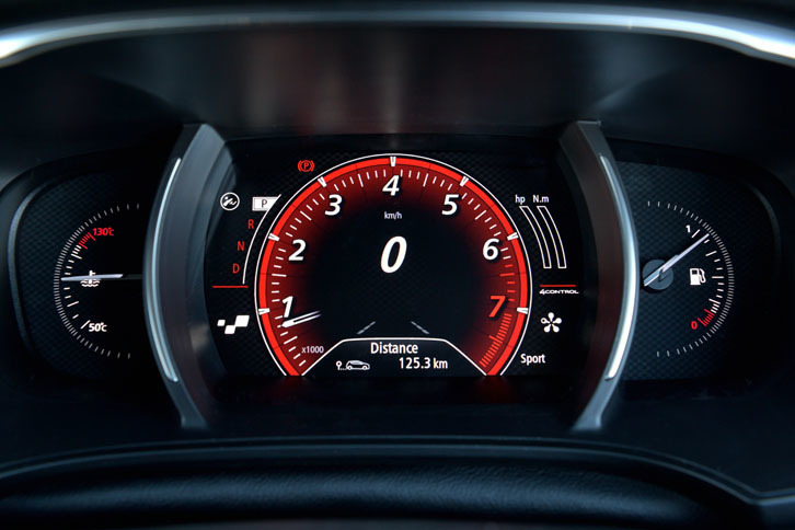 メーターパネルは7インチの液晶タイプ。表示パターンは、ドライバーの好みに応じて変更できる。