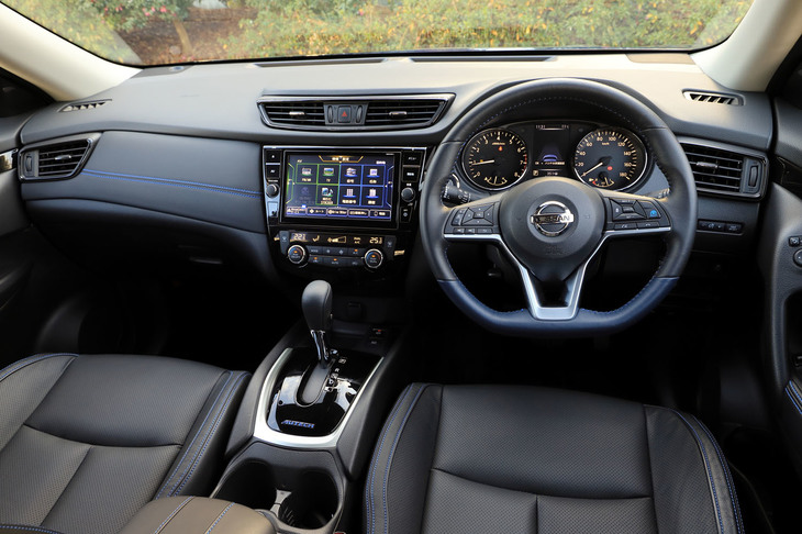 「エクストレイルAUTECH」のインストゥルメントパネルまわり。ステアリングホイールのリムや各部のステッチなど、いたるところにブルーのアクセントが施されている。