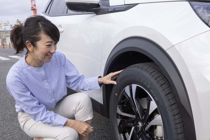 トレッド面を触って確かめてみる。低燃費性能を誇るタイヤとしては弾力性のあるコンパウンドだ。