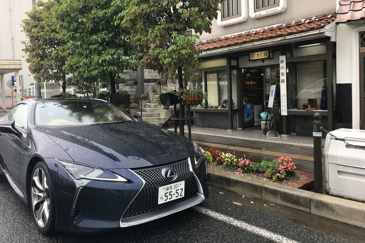 イベント2日目は「レクサスLC」と共に。あいにくの雨だったが、頼もしい走りとコンシェルジュサービスで、慣れない土地でのドライブをサポートしてくれた。