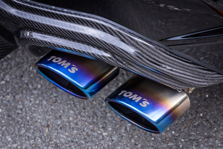 「TOM'S」のロゴが入るチタン製のテールフィニッシャーが目を引くエキゾーストシステム 「TOM'Sバレル」。迫力ある排気音が特徴で、近接排気騒音は標準車の73dBに対して88dBにアップする。単品価格は30万2500円。