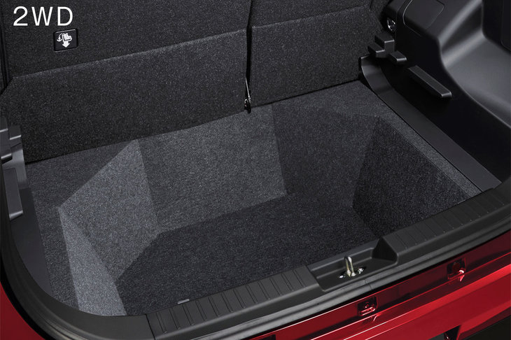 FF車には容量80リッターの床下収納も備わる。