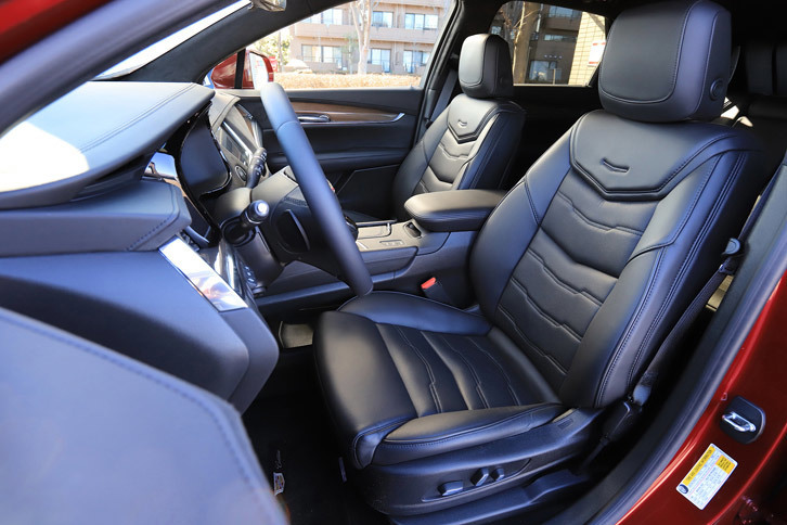 今日のキャデラックではおなじみの装備である「セーフティアラートドライバーシート」。座面の左右にバイブレーターが内蔵されており、各セーフティーデバイスが危険を察知した際、状況に応じて左右を個別に、あるいは同時に振動させることで、ドライバーにどの方向から危険が迫っているかを直感的に知らせることができる。