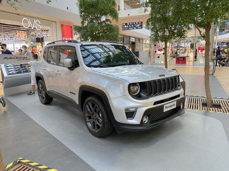 イタリア・アレーゼのショッピングモール、イル・チェントロに展示された「ジープ・レネゲード」。