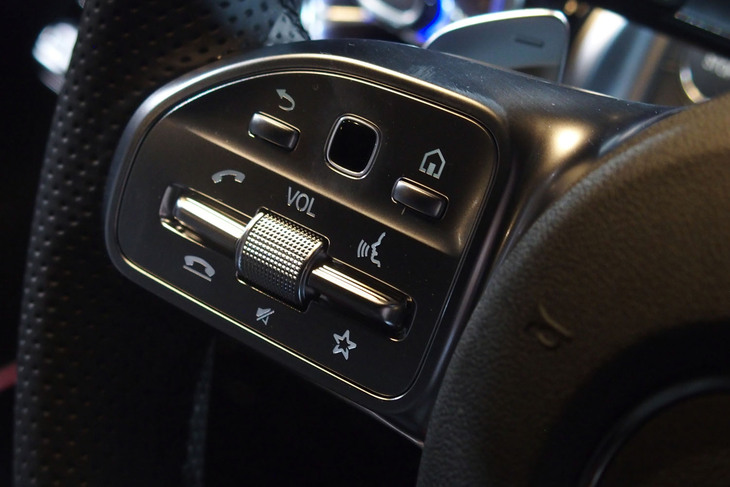 メルセデス・ベンツEQB350 4MATIC（ステアリングスイッチ）