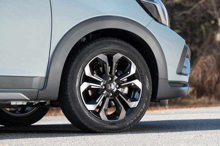 「フィット」の最低地上高は、他のモデルではFFが135mm、4WDが150mmとなっているが、大径タイヤを装着する「クロスター」のみ、FFが160mm、4WDが155mmとなる。FFのほうが4WDより最低地上高が高いのは、車両底部に後輪へ駆動力を伝達するドライブトレインを積まないためだ。