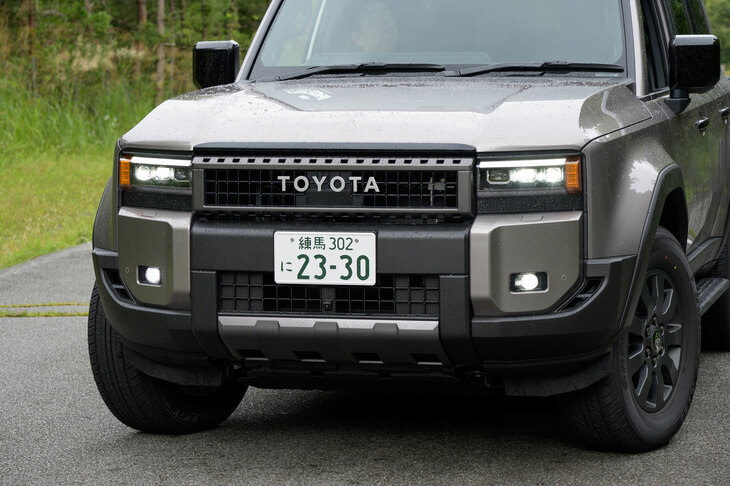 「ランドクルーザー“250”」のフロントまわり。ボンネットは左右の縁に峰を建てて“見切り”をよくし、前端はスラントさせて前方の視界を確保している。（写真：向後一宏）