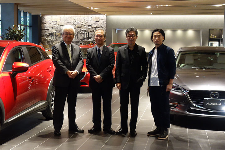 左から関東マツダの山口滋己社長、マツダ取締役 専務執行役員の稲本信秀氏、マツダの前田育男常務執行役員、建築家の谷尻 誠氏。