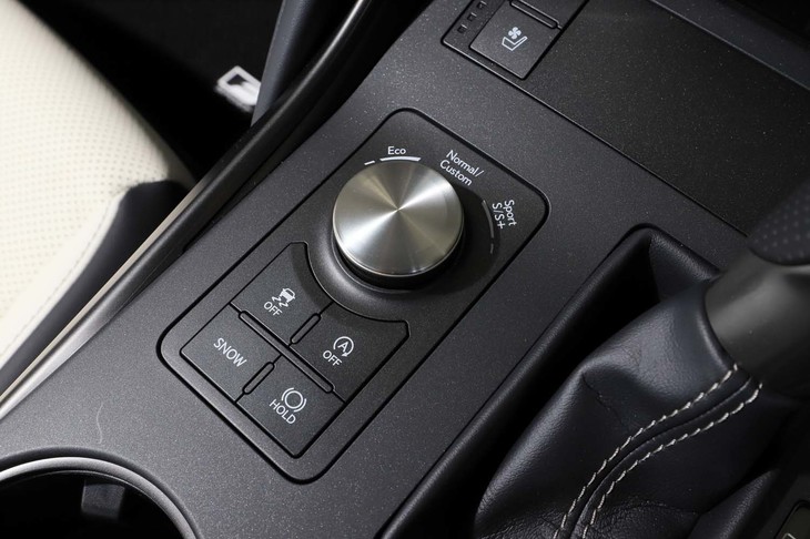 走行モードのセレクターは、シフトレバーの左側にレイアウトされている。写真は「IS300」のもので、ハイブリッド車「IS300h」にはEVモードのスイッチが備わる。