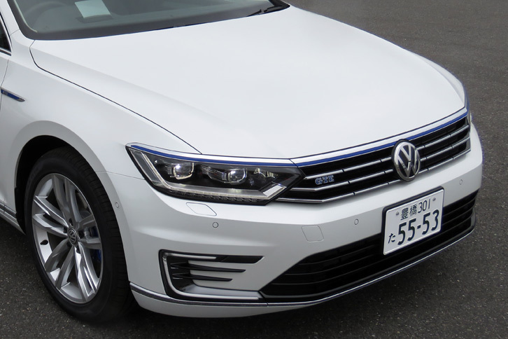 ブルーの装飾パネルやC字型のLEDランプなどが特徴のフロントまわり。