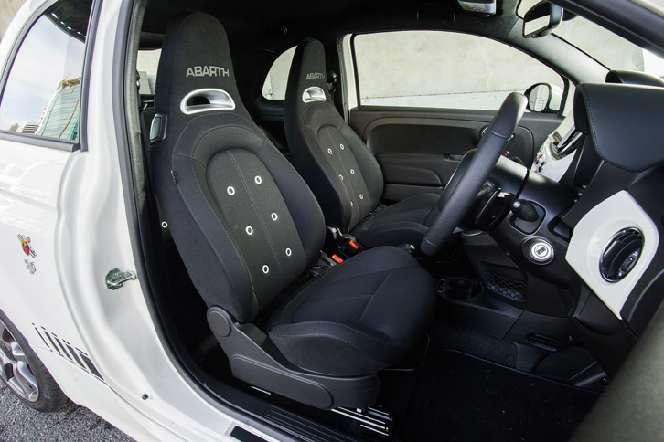 スポーティーなヘッドレスト一体型のフロントシート。表皮はファブリックで、ヘッドレストには「ABARTH」のロゴが刺しゅうされる。
