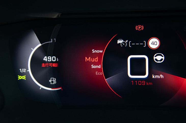 駆動方式はFFのみだが、ドライブモードセレクターにはSUVらしく「Snow」「Mud」「Sand」といったモードも用意。アクセル、ブレーキを自動で制御し、一定速で坂道を下るヒルディセントコントロールも装備される。