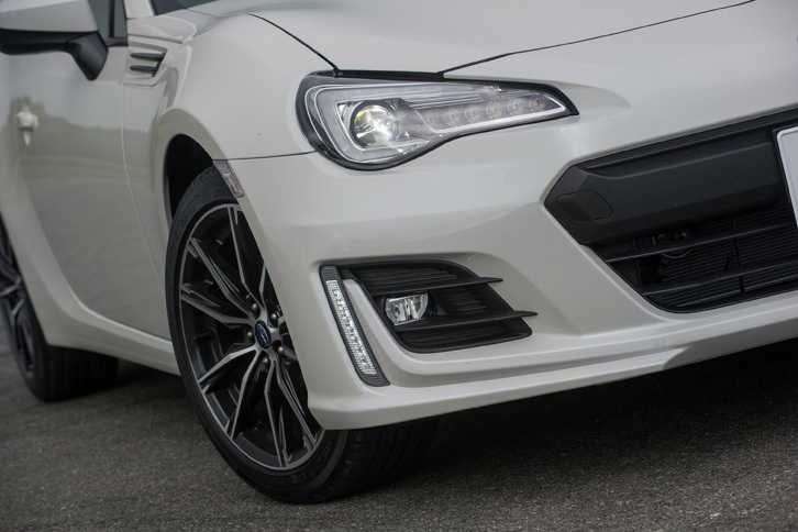 
	今回の改良ではエクステリアの意匠も変更。フロントまわりでは、航空機の翼端板をモチーフにしたという新デザインのバンパーが特徴となっている。
	