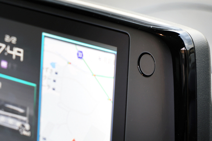 安全装備では、スズキ初のドライバーモニタリングシステムの採用もトピック。ドライバーのわき見や居眠りを検知し、警報を発する機能だ。写真はセンターディスプレイの右上に備えられた“監視カメラ”。