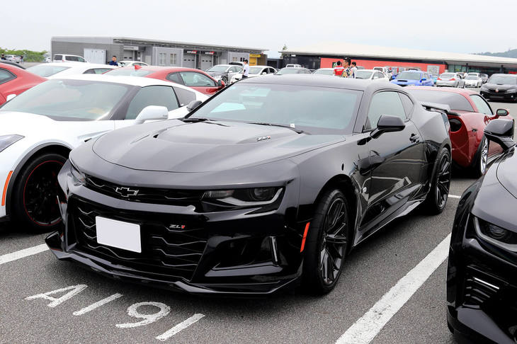 「カマロ」といえば、スーパーチャージャー付き6.2リッターV8エンジンを搭載した「ZL1」の姿も。正規導入はされていないので、ショップか、あるいはオーナーが独自に輸入したものと思われる。