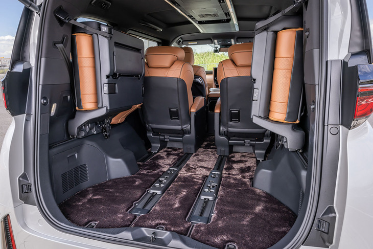 3列目シートは跳ね上げ式。左右に折りたたんで、通常位置もしくは最後方の2カ所で固定できる。最後方で固定した場合は、2列目シートを一番後ろまで下げリクライニングした場合でも、荷室スペースの拡大が行える。