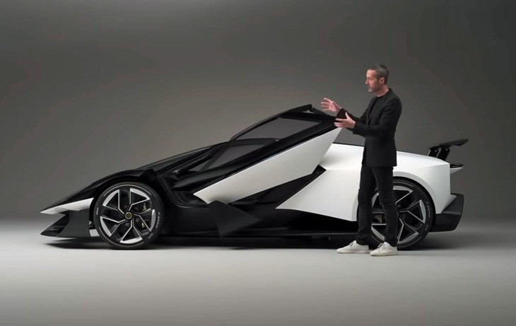 ロータスが2024年9月に発表した、フル電動スーパーカーのコンセプトモデル「セオリー1」。同社が独自に開発したドアは、後方に向かってスライドしつつせり上がるというユニークな動きが特徴となっている。写真でセオリー1の傍らに立つのは、ロータス・グループ副社長兼デザイン担当のベン・ペイン氏。