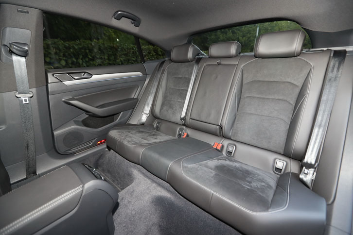 後席のレッグルームは1016mmが確保されており、多くのライバルを上回っていると主張される。乗車定員は5人。