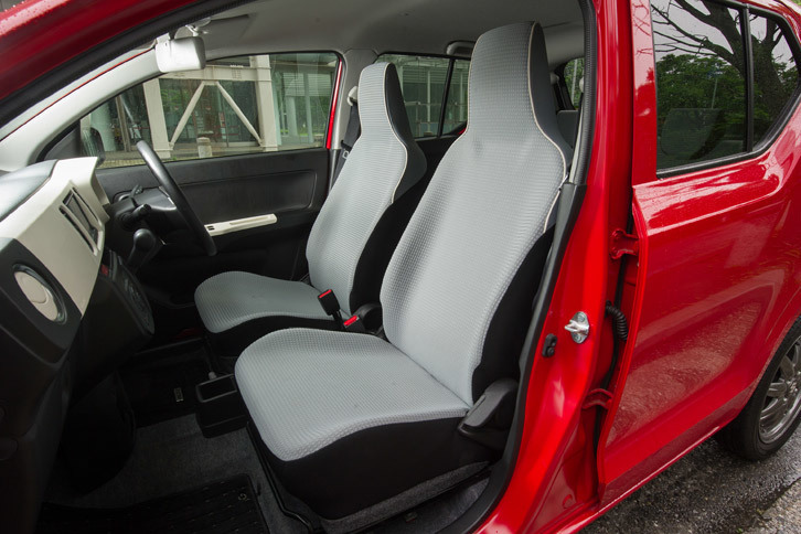 「アルト」の助手席には、座面の下に脱着式の収納トレーが備えられている。