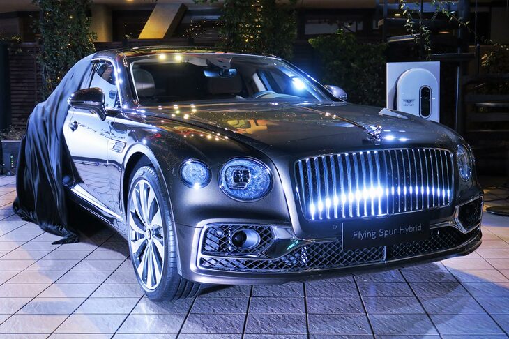 アンベールされる「ベントレー・フライングスパー ハイブリッド」。