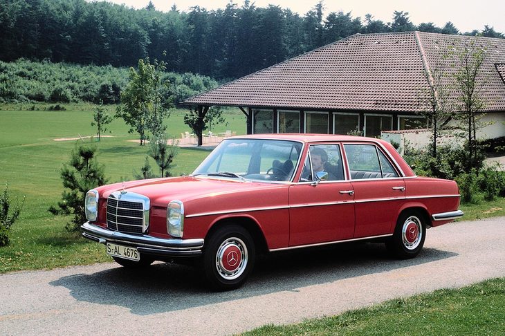 1968年に登場した「メルセデス・ベンツW114／115」。W114は6気筒エンジン車、W115は4気筒ないし5気筒エンジン車を指す。