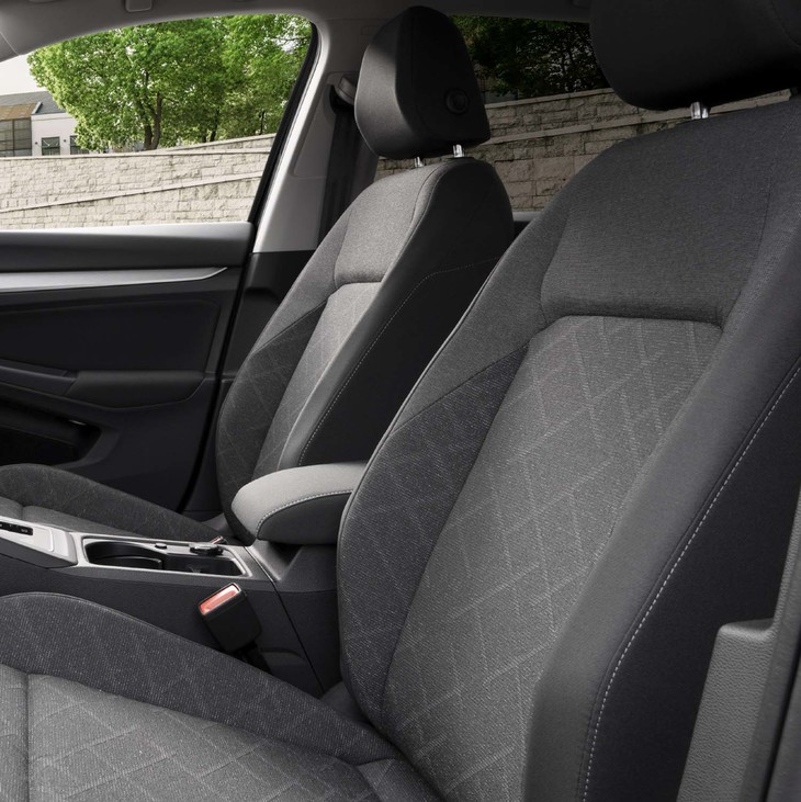 新型フォルクスワーゲン・ゴルフヴァリアントeTSIアクティブ（フロントシート）