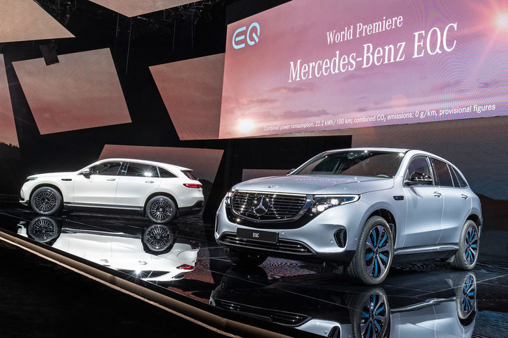 メルセデス・ベンツのサブブランド「EQ」から誕生したピュアEV「EQC」。一充電あたりの走行可能距離は450kmで、最高出力は408ps。ダイムラーの次世代戦略を担うパフォーマンスEVと位置づけられている。