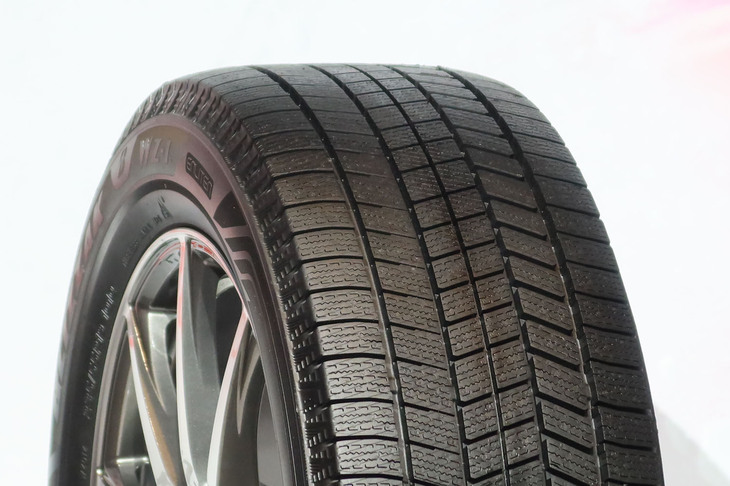 トレッド面で目を引くのがL字型のサイプ。接地面内への水の侵入を防ぐとともに接地面にある水を吸い上げ、接地面積を最大化させる。