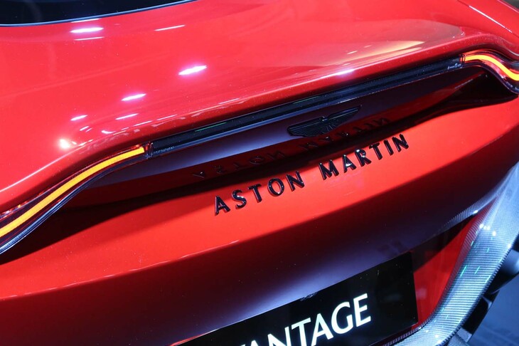アストンマーティン・ヴァンテージ（リアエンブレム）
