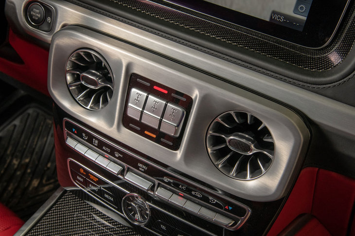 従来モデル同様、新型「Gクラス」にはフロント、センター、リアの3カ所にデフロックが装備されており、センタークラスターのスイッチ操作で“直結”にすることができる。