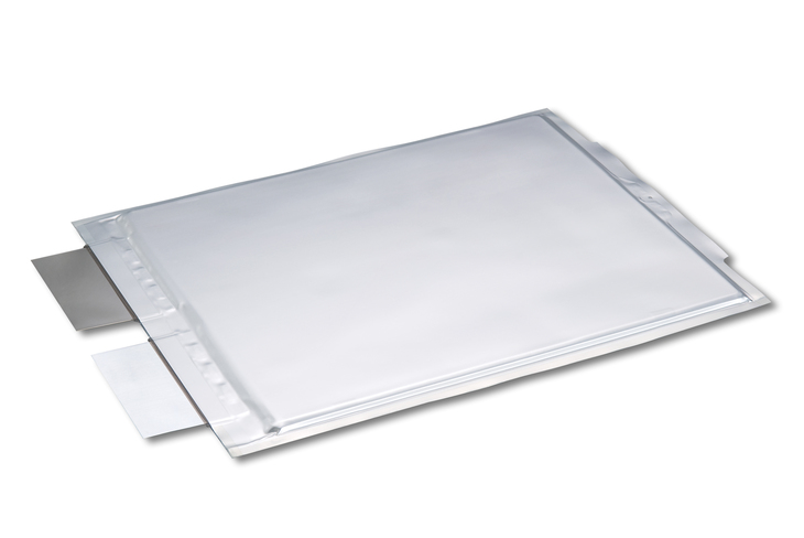 「日産リーフ」に使用されるリチウムイオンバッテリーのセル。左側から出ているのがタブ（端子）だ。62kWh仕様の「リーフe＋」では、このパウチ状のセルが288個も搭載される。