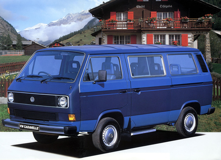 T2の後継として1979年に登場したT3。ボディーはひとまわり大きくなって角張り、マスクは初代「ゴルフ」風だがリアにヘッドだけ水冷化された1.9リッターのフラット4を搭載。写真は1983年から「カラベル」と名乗ったマイクロバス。