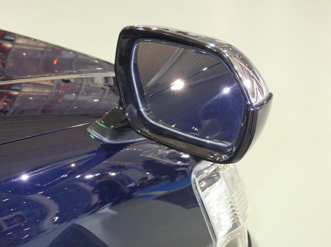 フェンダーミラーはタクシー車両に必須のアイテム。従来製品よりも、ミラー内に映せる面積を拡大した。