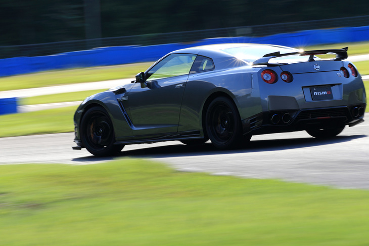 エンジン、ドライブトレイン、サスペンション、空力パーツと、あらゆる箇所に手を加えて「GT-R」の走りを高める「クラブマンレーススペック」。走りを追求するGT-Rオーナー向けの、ぜいたくなプログラムといえるだろう。