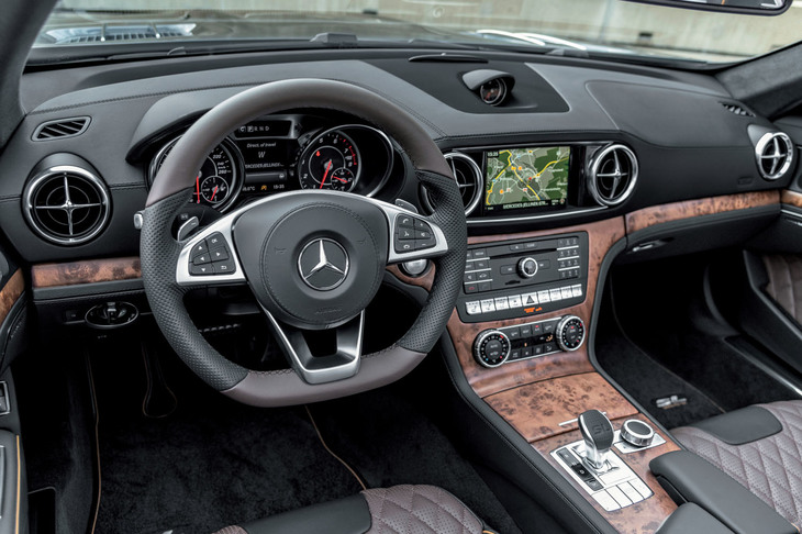 インテリアトリムはサテンフィニッシュライトブラウンポプラウッドの仕様。