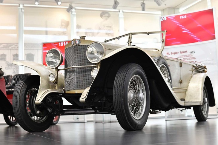 1922年から生産されたRLシリーズの高性能スポーツモデルが「RLスーパースポーツ」。現在SSと記されるモデルの元祖。2994cc直6エンジン搭載。V字型に折れたラジエーターがノーマルバージョンとの外観上の違いである。設計はG.メロージ。1927年まで393台製作され、タルガ・フローリオでも活躍した。初めてお守りとしてクアドリフォリオが貼られたモデルといわれる。