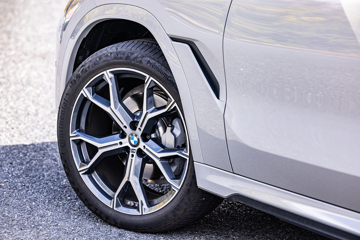 切削加工が施された「21インチMライトアロイホイールYスポークスタイリング747Mバイカラー」は、13万4000円のオプションアイテム。今回の試乗車はフロントに275/40R21、リアに315/35R21サイズの「コンチネンタル・プレミアムコンタクト6 SSR」タイヤを組み合わせていた。