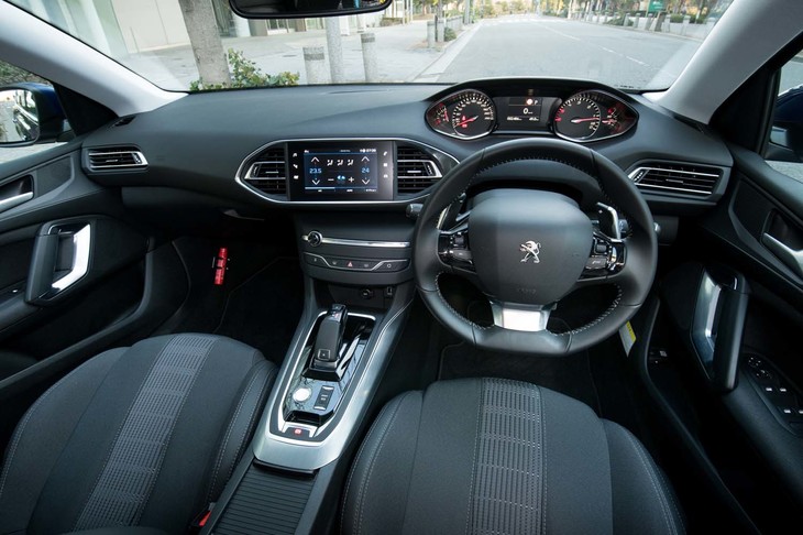 小径のステアリングホイールの上からメーターを眺める、プジョー特有の「i-コックピット」。速度計の針は左から上がるオーソドックスなタイプだが、エンジン回転計の針は右から左へと上がるのが面白い。