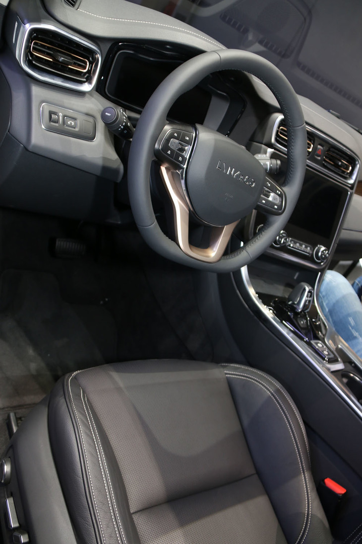 初期型「01」のダッシュボード。今日の視点で見ると前衛的感覚はまだ限定的だ。