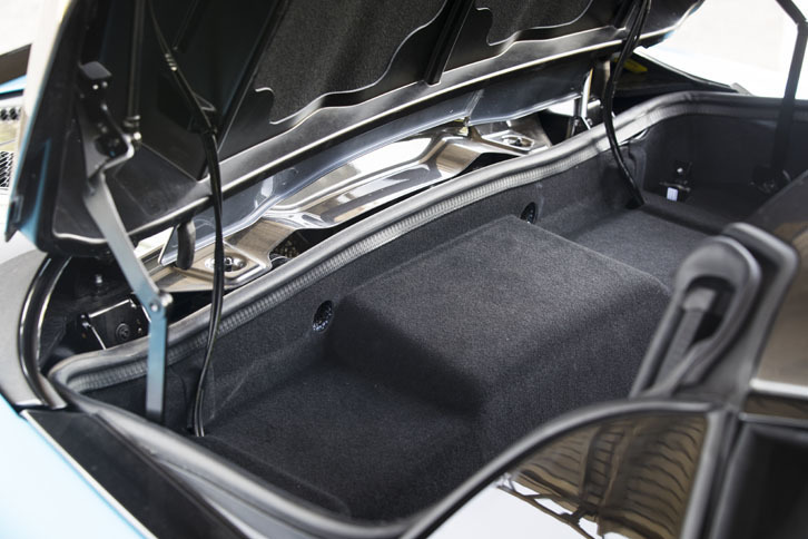 2ピース構造のハードトップは、キャビン背後の収納スペース（容量52リッター）に収まる。