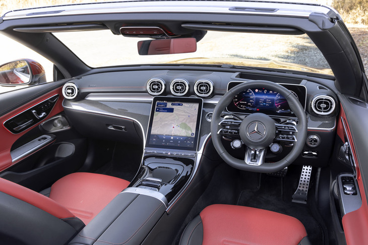 この「パワーレッド／ブラック」のインテリアカラーは「AMGパフォーマンスパッケージ」に含まれている。カーボンのインテリアトリムも同様で、標準はブラックのオープンポアウッドトリムだ。