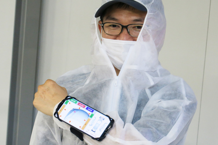 検出された欠陥は、スマートフォンによって集中管理システムへ転送・保存。最後は人の手によって除去・修繕される。0.3mmのゴミを検出するロボットはできても、それを除去するには、まだ人の手に頼らなければならないのだ。