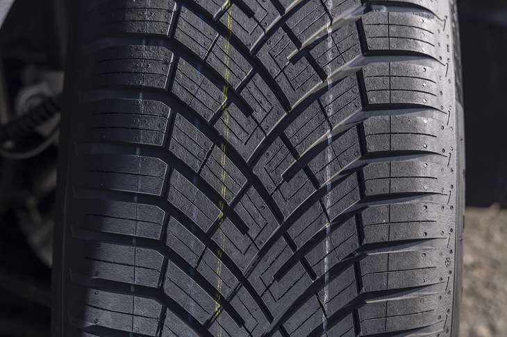 トレッド剛性に優れたC字型のブロックが新型の証し。センターの部分はセルフレインフォースによってブロック同士が結合されている。