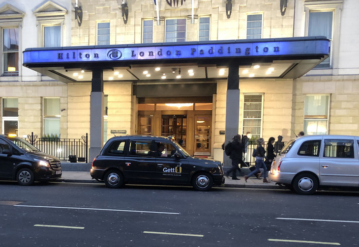 アントニオさんが「ジャパンタクシー」に似ていると指摘する「ロンドンタクシー」。2019年3月、パディントン駅にて撮影。