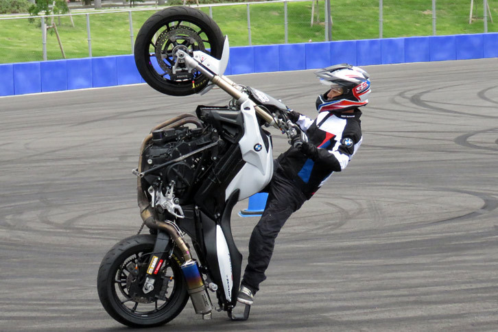 駐車場の奥の広大な「ドライビング・エリア」では、BMWグループの車両を用いたプロドライバーによるデモンストレーション「The Ultimate Drive」が行われた。こちらはエクストリームバイク スタントライダーの小川裕之選手のパフォーマンス。バイクは「BMW F800R」である。