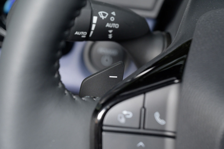 走りに関する点では、「Sペダルドライブ」のスイッチを廃止。代わりに、これまでは回生ブレーキを強める側の操作しかできなかったステアリングパドルで、回生ブレーキの強弱両方を制御できるようになった。