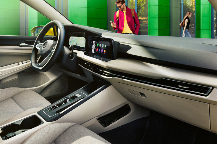 液晶メーターやタッチパネル式のディスプレイなどが採用されたインテリア。バイワイヤ式のシフトレバーを採用している。