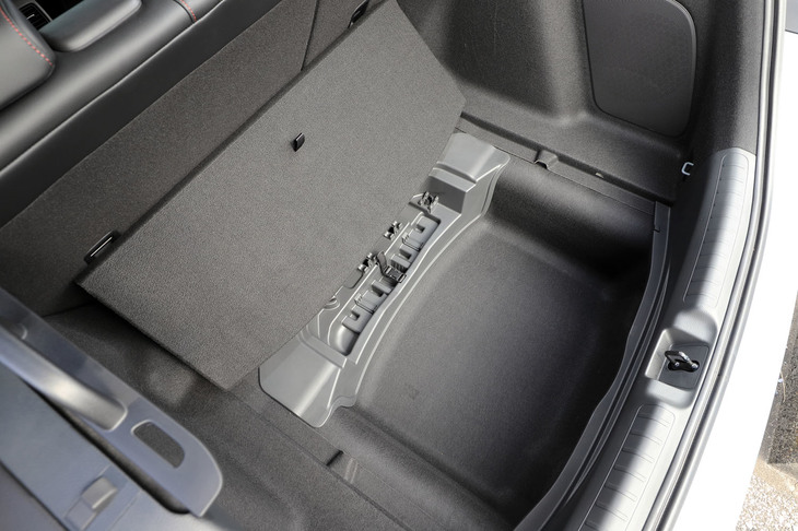フロアボードの下には容量42リッターの床下収納を確保。開閉時のテールゲートの軌跡をコンパクトに抑えるなど、実用性にも配慮がなされている。