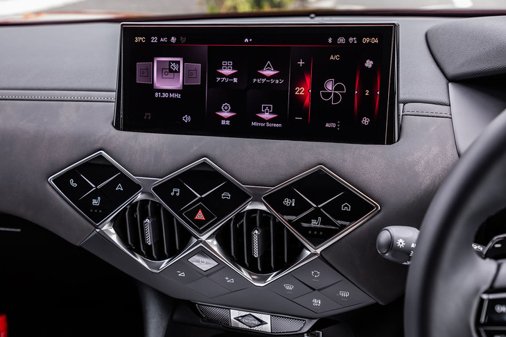 センターコンソール上部のモニターは、従来型の7インチから10.3インチにサイズアップ。周囲の状況を俯瞰（ふかん）映像でモニターに表示する「360°ビジョン」も搭載される。
